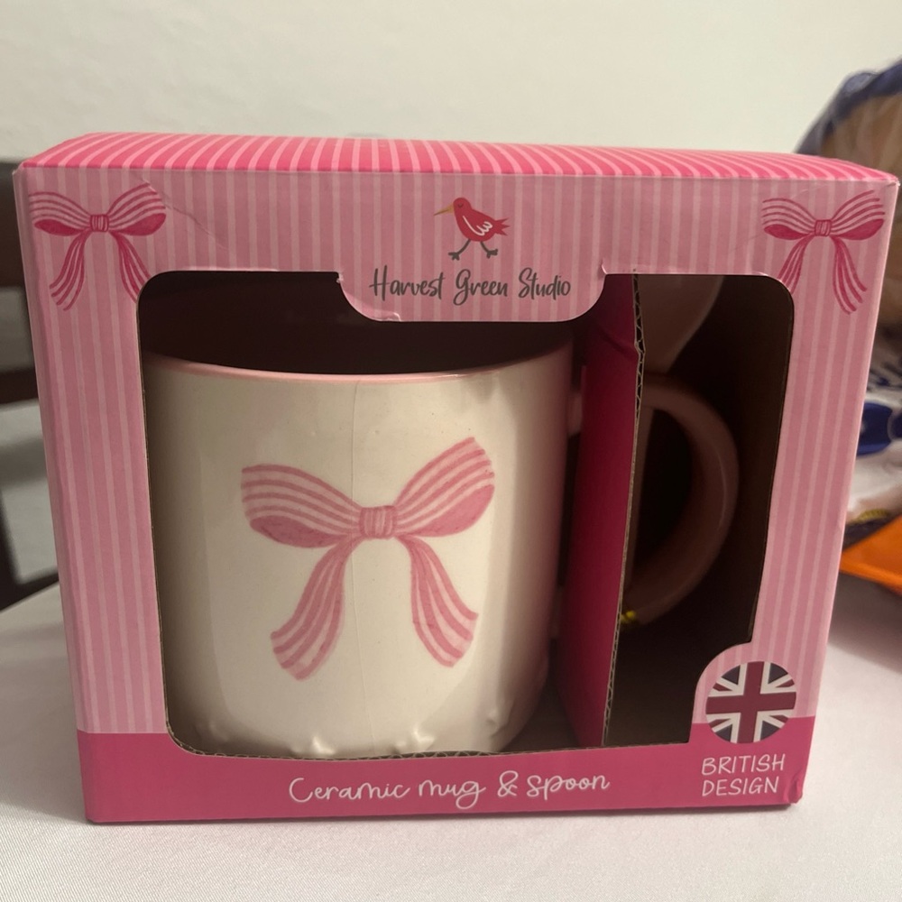 Mugs with spoon.